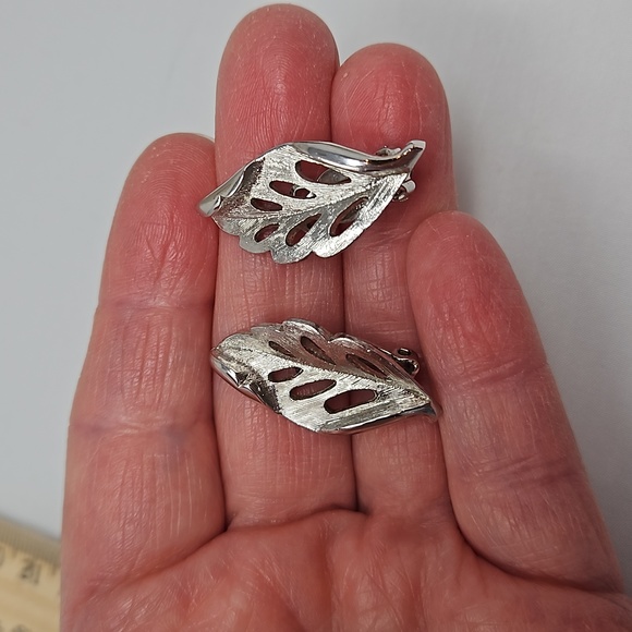 Vintage Silver Tone Leaf Earrings Clip Textured - Picture 7 of 8
